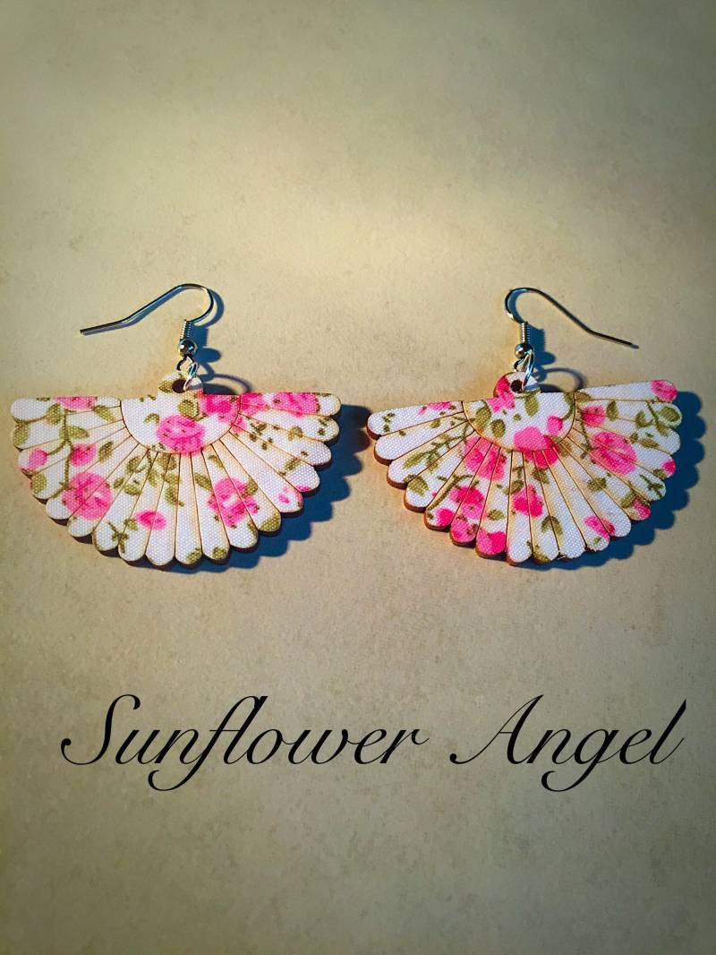 Niedliche Ohrringe Im Boho Hippie Style, Aus Holz Mit Rosa Kirschblüten Fächer Niedliche Ohrringe Im Boho Hippie Style, Aus Holz Mit Rosa Kirschblüten Fächer von SunflowerAngelUK