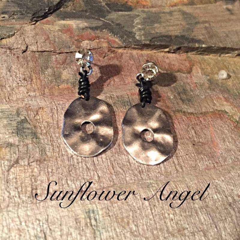 Ohrstecker Mit Diamante, Metallscheibe Und Schwarze Lederband Ohrstecker Mit Diamante, Metallscheibe Und Schwarze Lederband von SunflowerAngelUK
