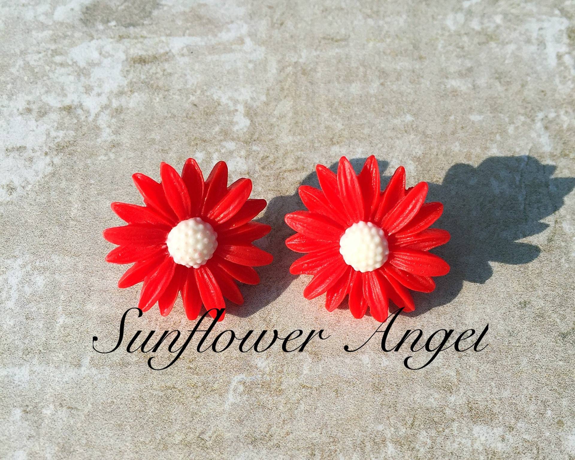 Shabby Chic, Boho Hippie, Rote Und Weiße Mittelgroße Gänseblümchen Ohrringe Für Gepiercte Ohren Oder Zum Anklemmen Shabby Chic, Boho Hippie, Rote Und Weiße Mittelgroße Gänseblümchen Ohrringe Für Gepiercte Ohren Oder Zum Anklemmen von SunflowerAngelUK