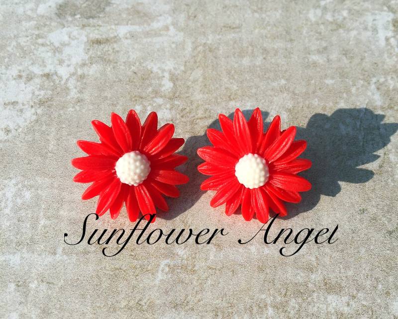 Shabby Chic, Boho Hippie, Rote Und Weiße Mittelgroße Gänseblümchen Ohrringe Für Gepiercte Ohren Oder Zum Anklemmen Shabby Chic, Boho Hippie, Rote Und Weiße Mittelgroße Gänseblümchen Ohrringe Für Gepiercte Ohren Oder Zum Anklemmen von SunflowerAngelUK