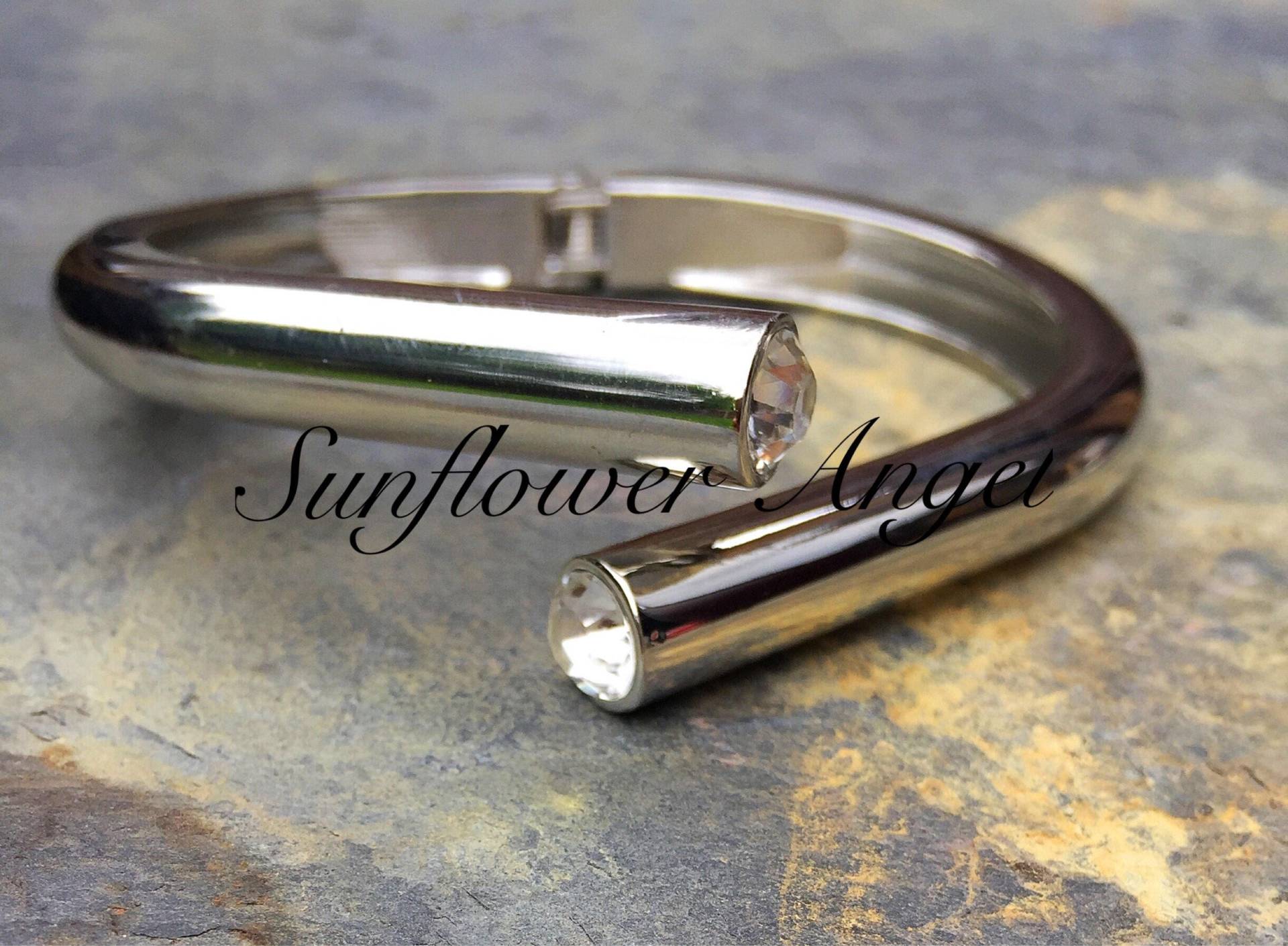 Silbernes Armband, Armreif, Offen Endete Mit Kristallenden An Einem Federbelasteten Verschluss Silbernes Armband, Armreif, Offen Endete Mit Kristallenden An Einem Federbelasteten Verschluss von SunflowerAngelUK