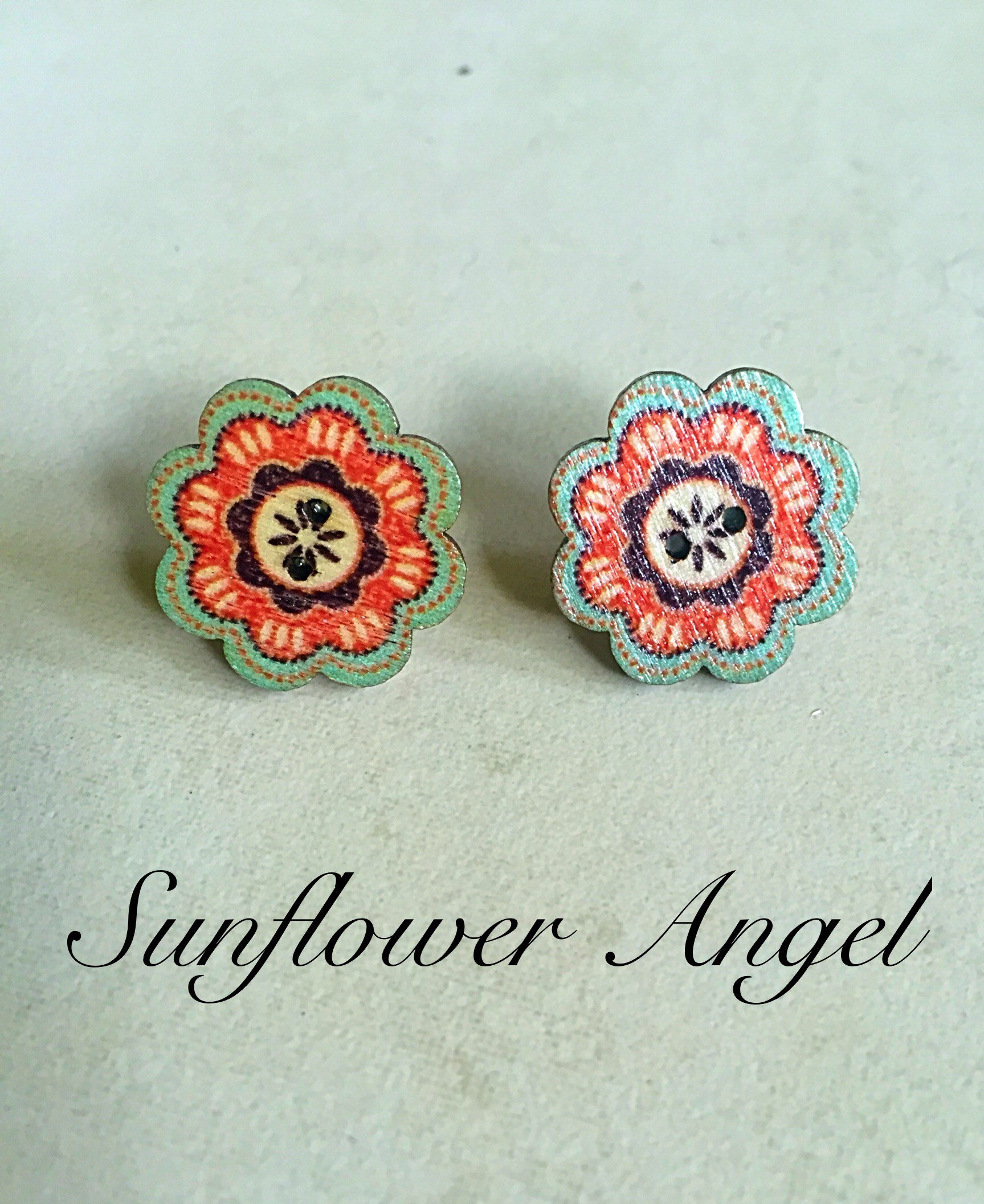 Süße Boho Hippie Ohrringe, Holzknöpfe, Ohrstecker. 5 Verschiedene Farben Süße Boho Hippie Ohrringe, Holzknöpfe, Ohrstecker. 5 Verschiedene Farben von SunflowerAngelUK