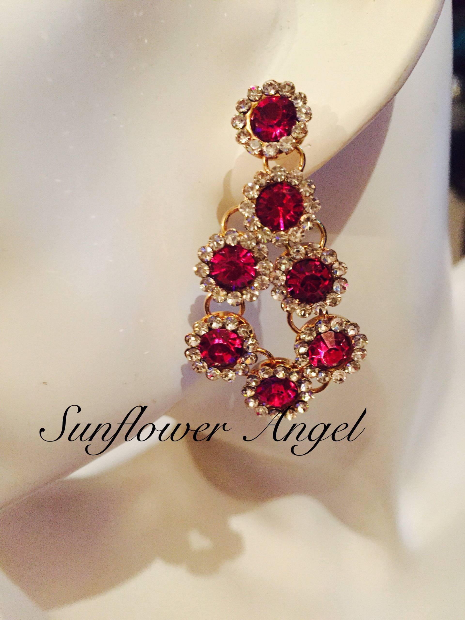 Super Glamouröse Pinke Kristall Ohrringe, Auf Einer Goldenen Basis, Für Gepiercte Ohren Super Glamouröse Pinke Kristall Ohrringe, Auf Einer Goldenen Basis, Für Gepiercte Ohren von SunflowerAngelUK
