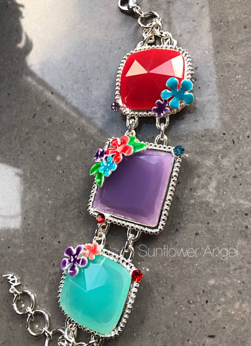 Versilbertes Armband Mit Acrylquadraten Und Emailleblumen von SunflowerAngelUK