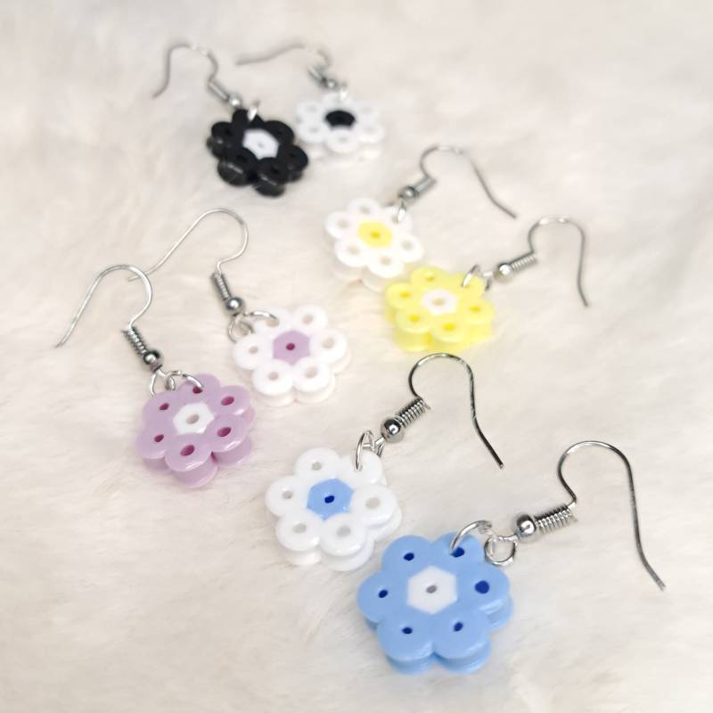 Bügelperl-Blümchen Ohrringe, Bunte Blumen Ohrringe von SunflowerBeadsDE