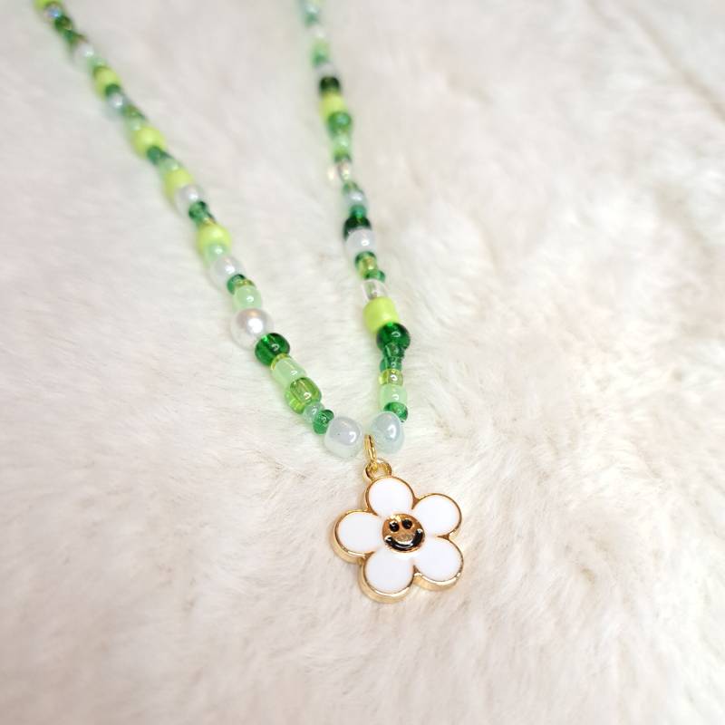 Handgefertigte Grün-Weiße Perlenkette Mit Blumen Smiley Anhänger, Gold, Frühlingshafte Kette von SunflowerBeadsDE