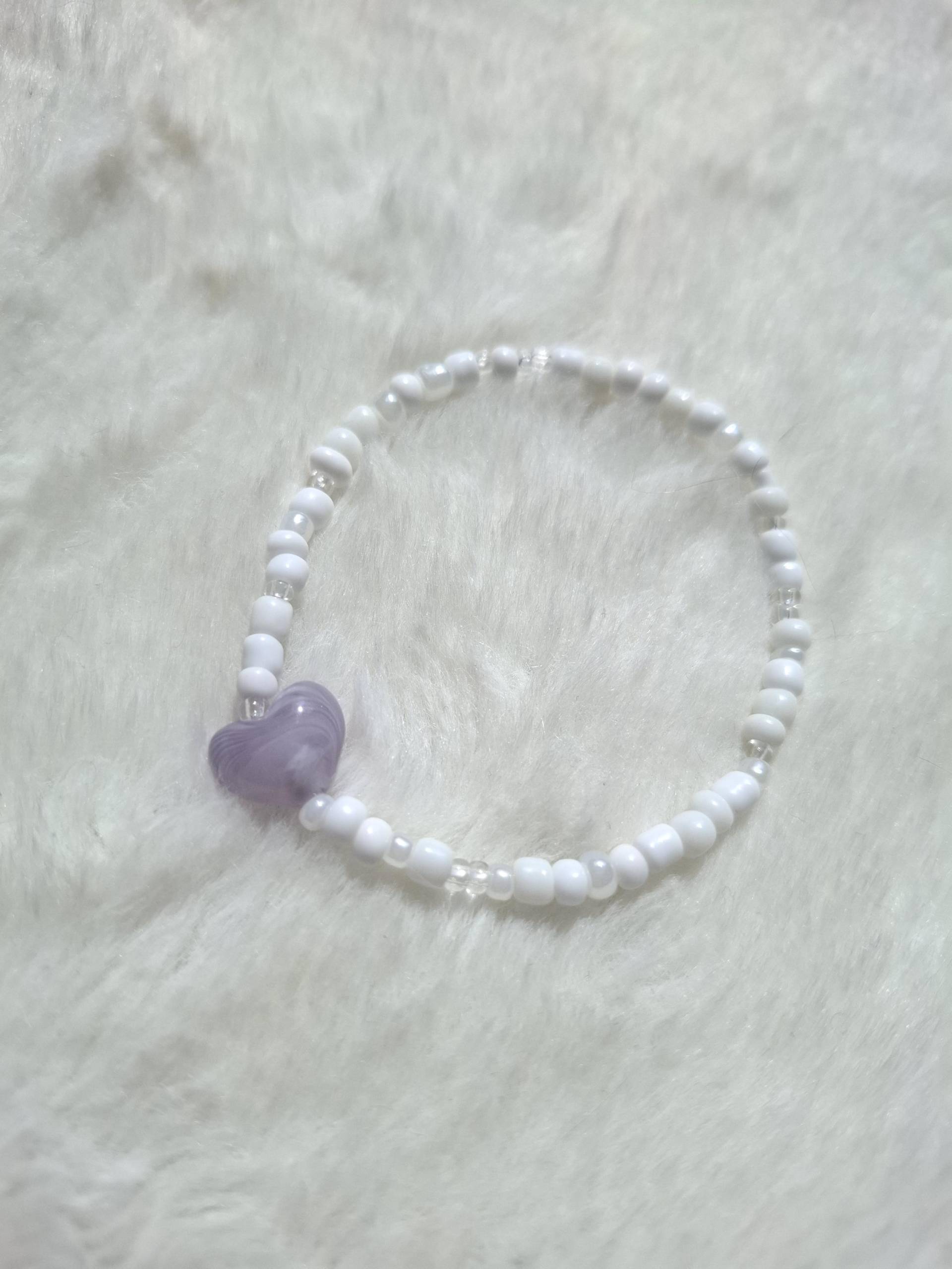 Weißes Perlen Armband Mit Großer Lila Herz Perle, Freundschaftsarmband, Partnerarmband von SunflowerBeadsDE