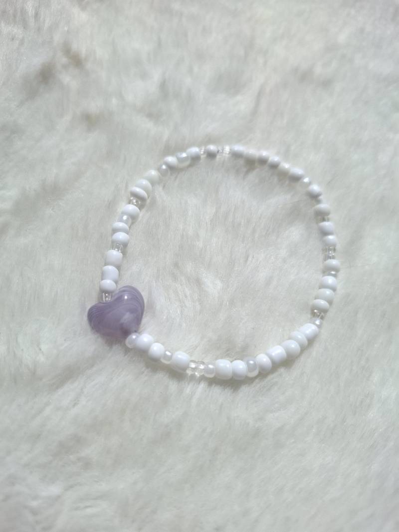 Weißes Perlen Armband Mit Großer Lila Herz Perle, Freundschaftsarmband, Partnerarmband von SunflowerBeadsDE