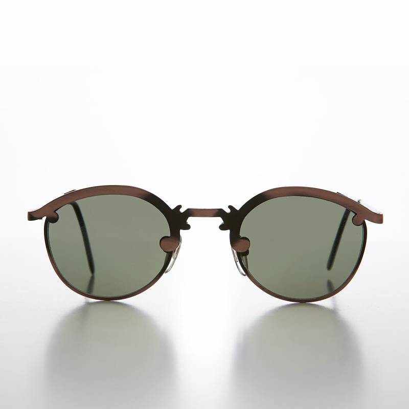 Runde 90Er Jahre Metall Sonnenbrille Mit Gebogenem Nasensteg Und Charmer von SunglassMuseum