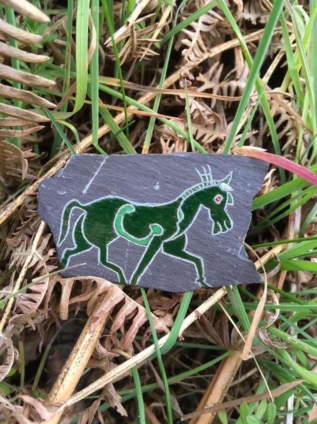 Inverurie Pferd Handgeschnitzte Pictish Brosche Auf Schiefer von SunhoneyDesigns