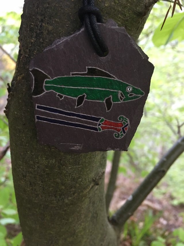 Piktisch Lachs Und Tuning Gabel Handgeschnitzt Schiefer Anhänger von SunhoneyDesigns