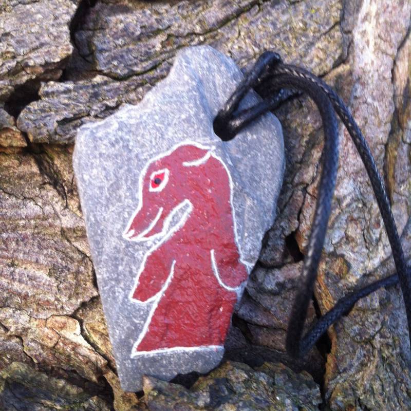 Rhynie Hirsch Pictish Anhänger Handgeschnitzt Auf Schiefer von SunhoneyDesigns