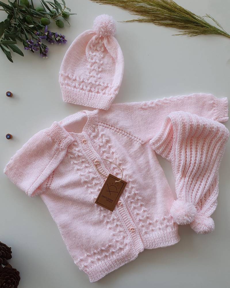 Handgestrickte Baby Set - Strickjacke, Mütze & Schal, Pink, Einzelstück von SunkissedKnitwear