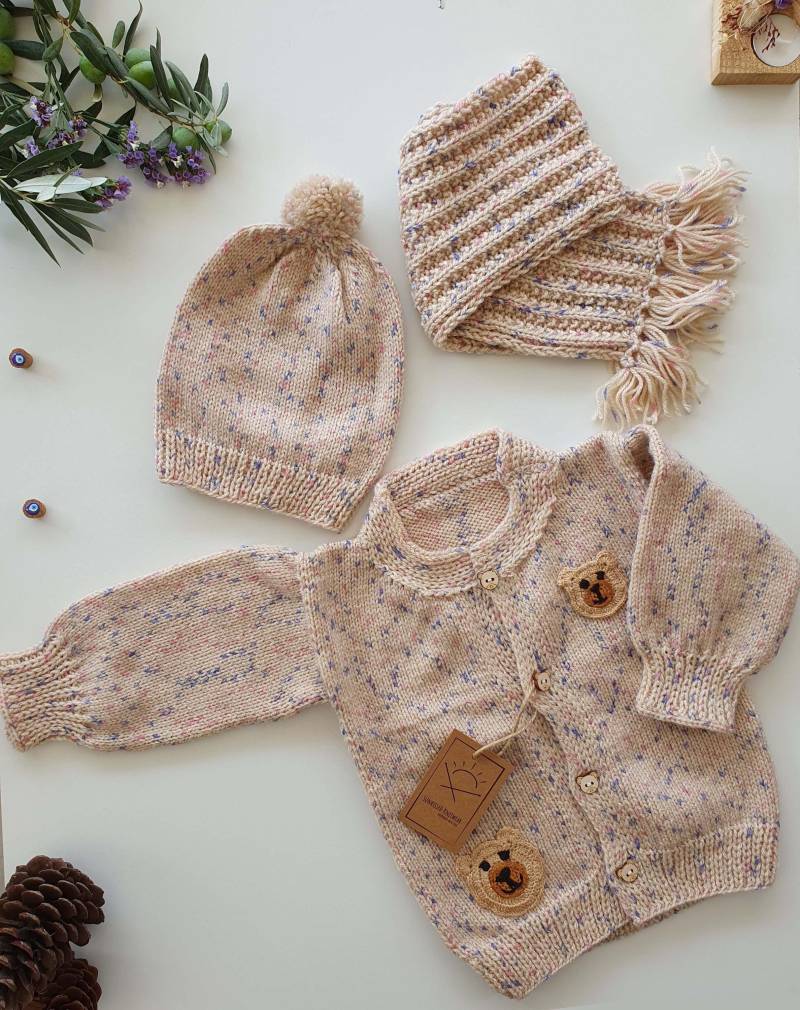 Handgestrickte Baby Strickjacke, Mütze & Schal Set von SunkissedKnitwear