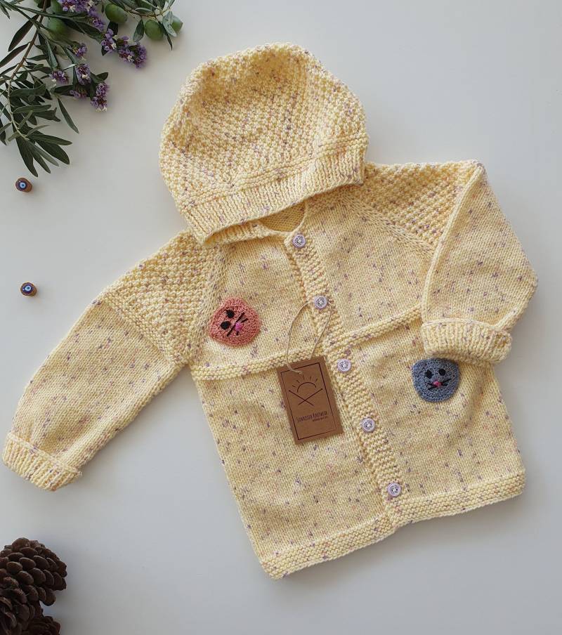 Handgestrickte Baby-strickjacke, Mehrfarbig, Mit Häkeldetails in Teddybärenform von SunkissedKnitwear