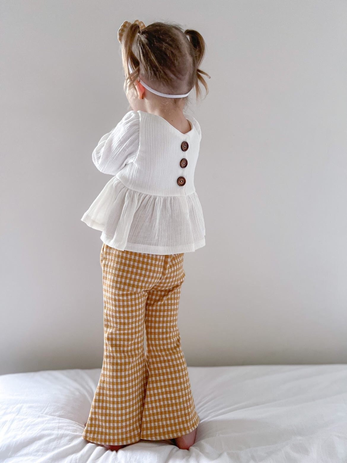 Baby Mädchen Fackeln | Hose Schlaghose Leuchtkugeln Outfit von SunnieOakTheLabel