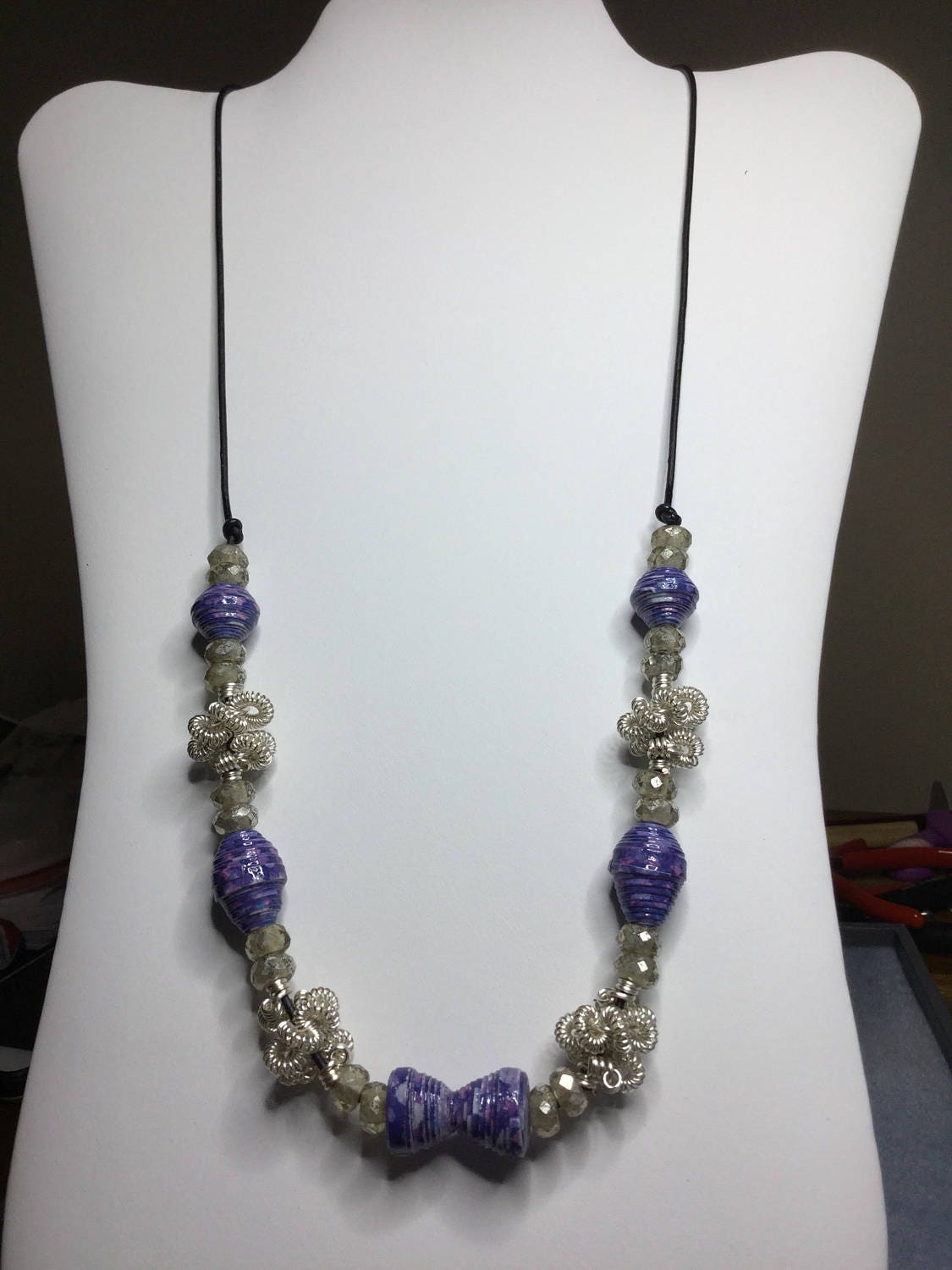 Festliche Lila Papier Perle & Silber Spule Perlenkette von SunnyBBoutique