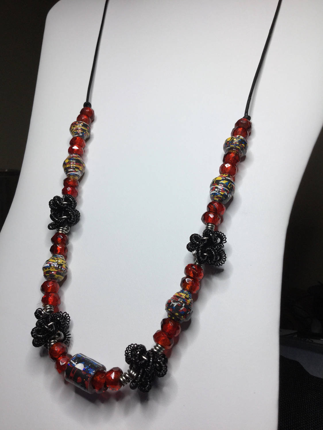 Festliches Schwarzes Und Rotes Papier Perle & Schwarze Spule Perlenkette von SunnyBBoutique