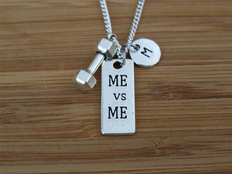 Me Vs Hantel Halskette, Fitness Schmuck, Personalisierte Geschenke, Stärke Gewichtheben Halskette Geschenk von SunnyCharms