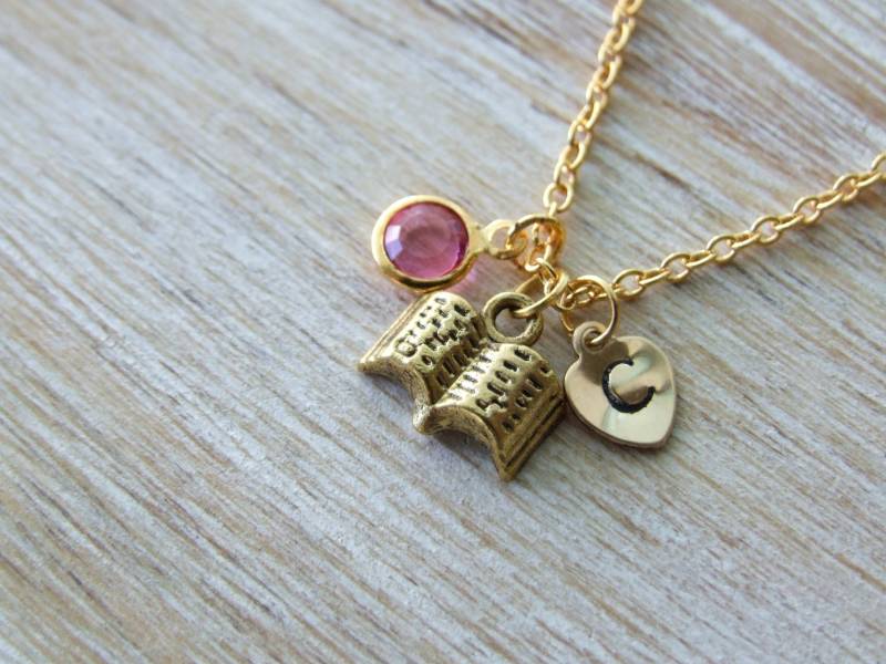 Offene Buch Halskette, Personalisierte Handgestempelte Initiale Geburtsstein Halskette, Buchliebhaber Monogramm, Andenken von SunnyCharms
