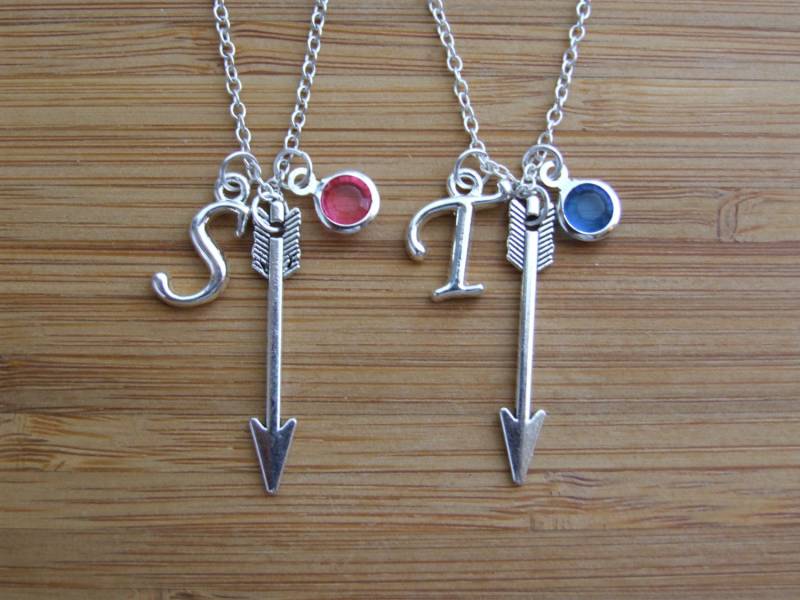 Set Von Zwei, Personalisierte Pfeil-Halskette, Halskette, Birthstone, Erste Kette, Mutter-Tochter-Kette, Sterling Silber Geschenk von SunnyCharms