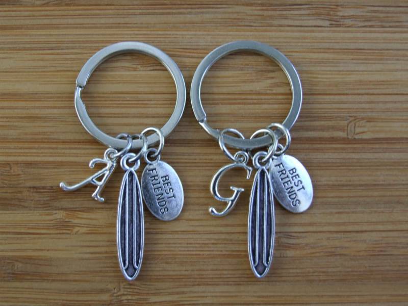 Surfer Beste Freunde Schlüsselanhänger, Besties Geschenke, Set Von Zwei Personalisierte Schlüsselanhänger Für Ozean-Liebhaber, Besonderes von SunnyCharms