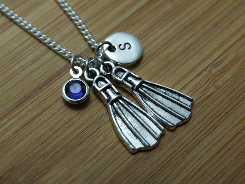 Taucher Flossen Halskette, Geschenk, Flosse Initial Personalisierte Tauchen Ozean Liebhaber Geschenk von SunnyCharms