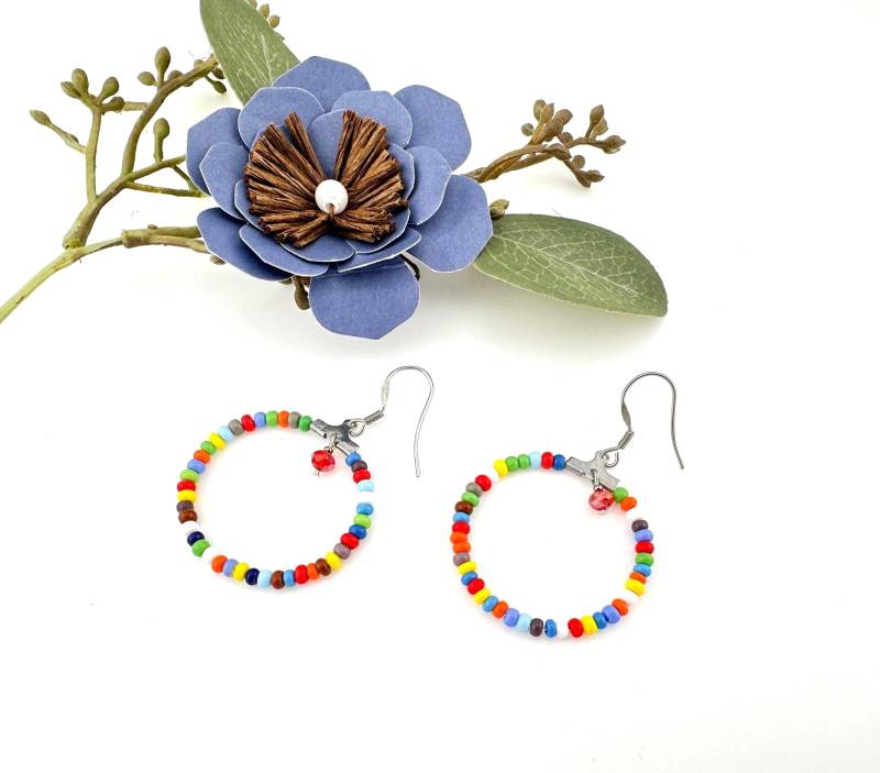 Bunte Perlen-Creolen Mit Edelstahl-Ohrdraht Für Sie Bunte Perlen-Creolen Mit Edelstahl-Ohrdraht Für Sie von SunnyCraftsMA