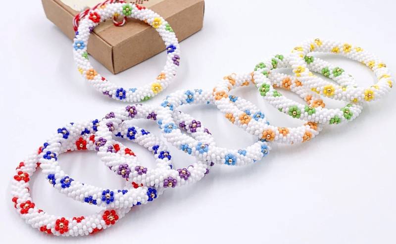 Handgefertigte Rocailles-Armbänder Mit Blumen Ohne Verschluss, Geschenkidee Handgefertigte Rocailles-Armbänder Mit Blumen Ohne Verschluss, Geschenkidee von SunnyCraftsMA