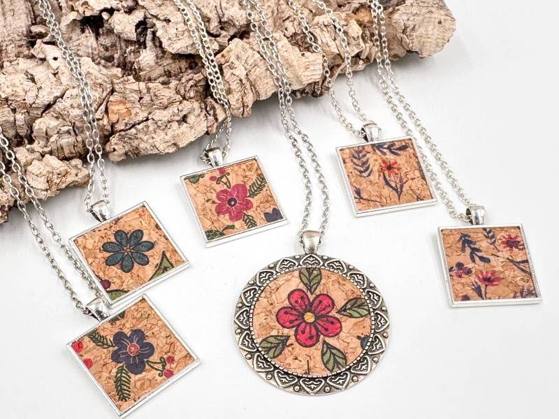 Korkkette Mit Blumenanhänger, Unisex Halskette Geschenk, Veganer Boho Schmuck Korkkette Mit Blumenanhänger, Unisex Halskette Geschenk, Veganer Boho Schmuck von SunnyCraftsMA