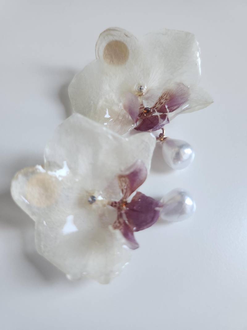 Echte Orchideen Ohrringe, Creme Rosa Blüte, Kunstperlen von SunnyCreatesThings