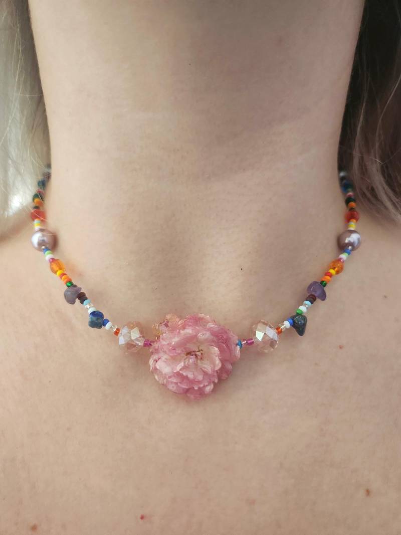 Whimsy Multicolored Rose Necklace With Amethyst & Lapislazuli von SunnyCreatesThings