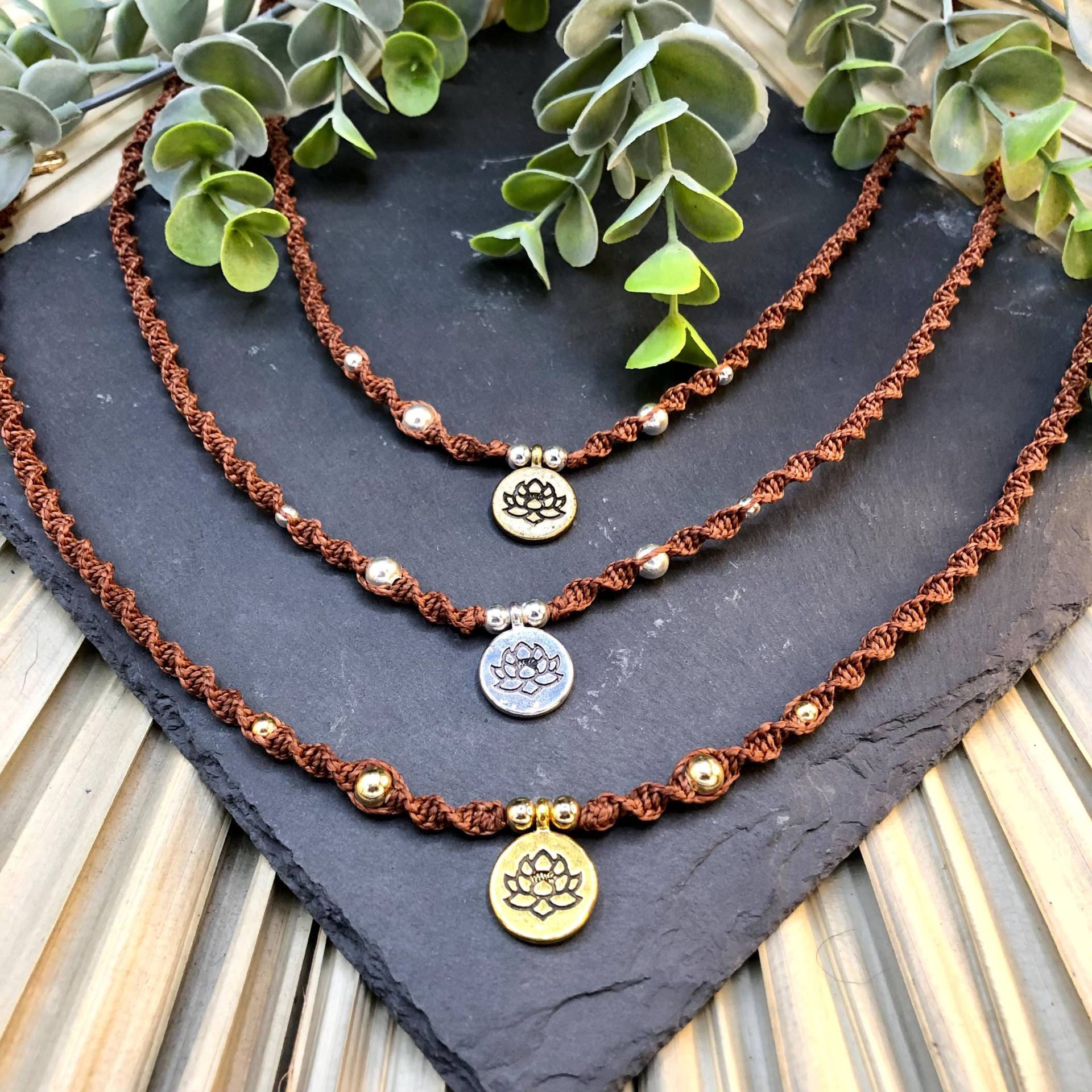 Halskette Mit Perlen Und Lotusanhänger/Länge 45 cm /Braun Anhänger Schmuck Boho Halskette Mit Perlen Und Lotusanhänger/Länge 45 cm /Braun Anhänger Schmuck Boho von SunnyDreadlocks