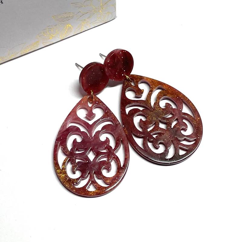 statement Ohrringe Mit Barock Ornament Anhänger in Bordeaux Edelstahlstecker Für Allergiker Geeignet Resin von SunnyKreativShop
