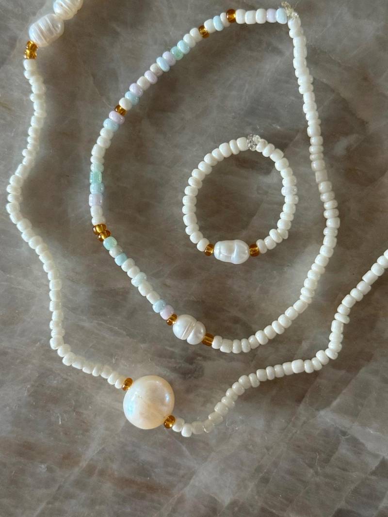 Beiger Perlenschmuck Mit Echten Süßwasserperlen Beiger Perlenschmuck Mit Echten Süßwasserperlen von SunnySalty