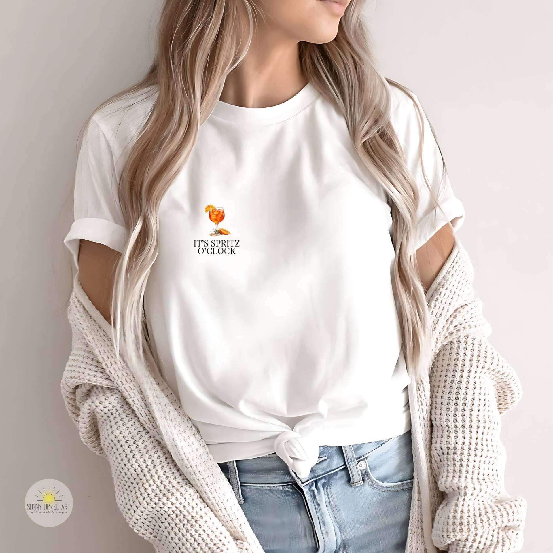 Aperol Spritz T-Shirt Es Ist O'clock, Unisex Baumwoll-T-Shirt von SunnyUpriseArt