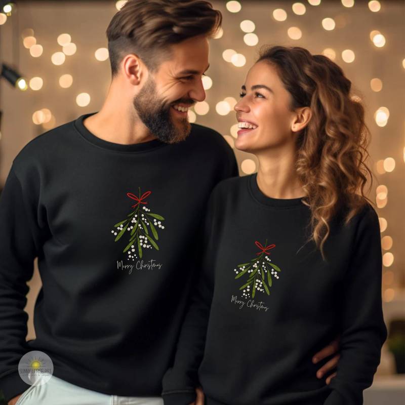 Weihnachts-Sweatshirt, Mistelzweig, Paar-Sweatshirt Weihnachten, Merry Christmas Pullover, Partnerlook Weihnachtsoutfit von SunnyUpriseArt
