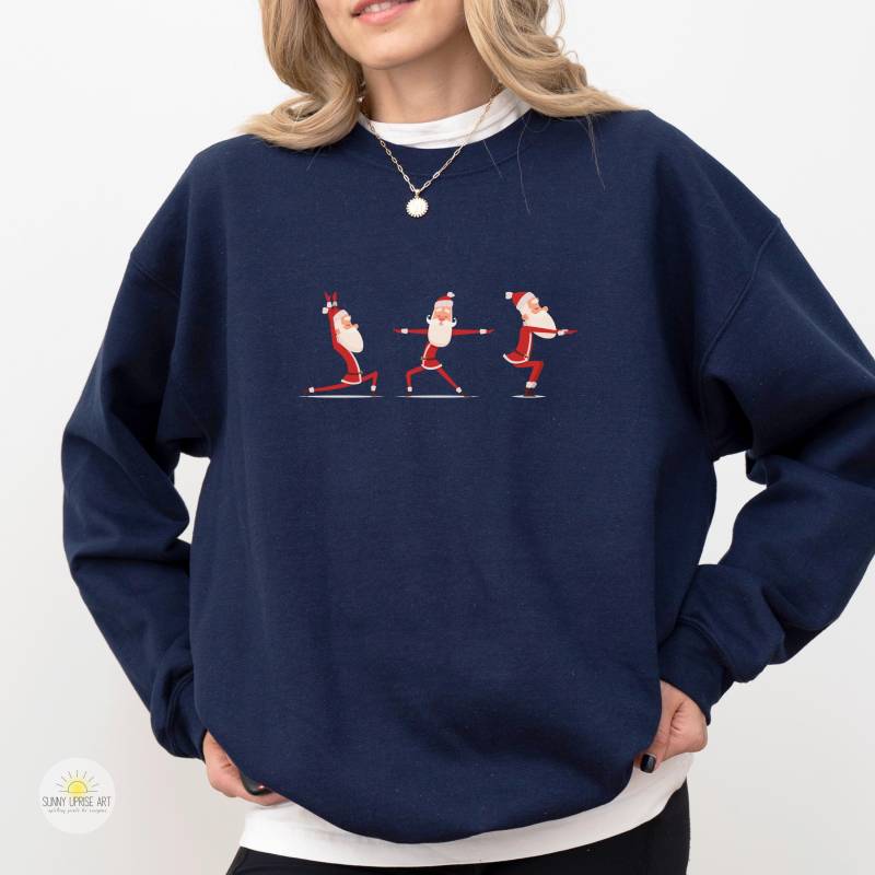 Yoga Weihnachtspullover, Weihnachtsmann Macht Yoga, Yogi Geschenk, Weihnachtspullover Damen, Weihnachtstasche von SunnyUpriseArt