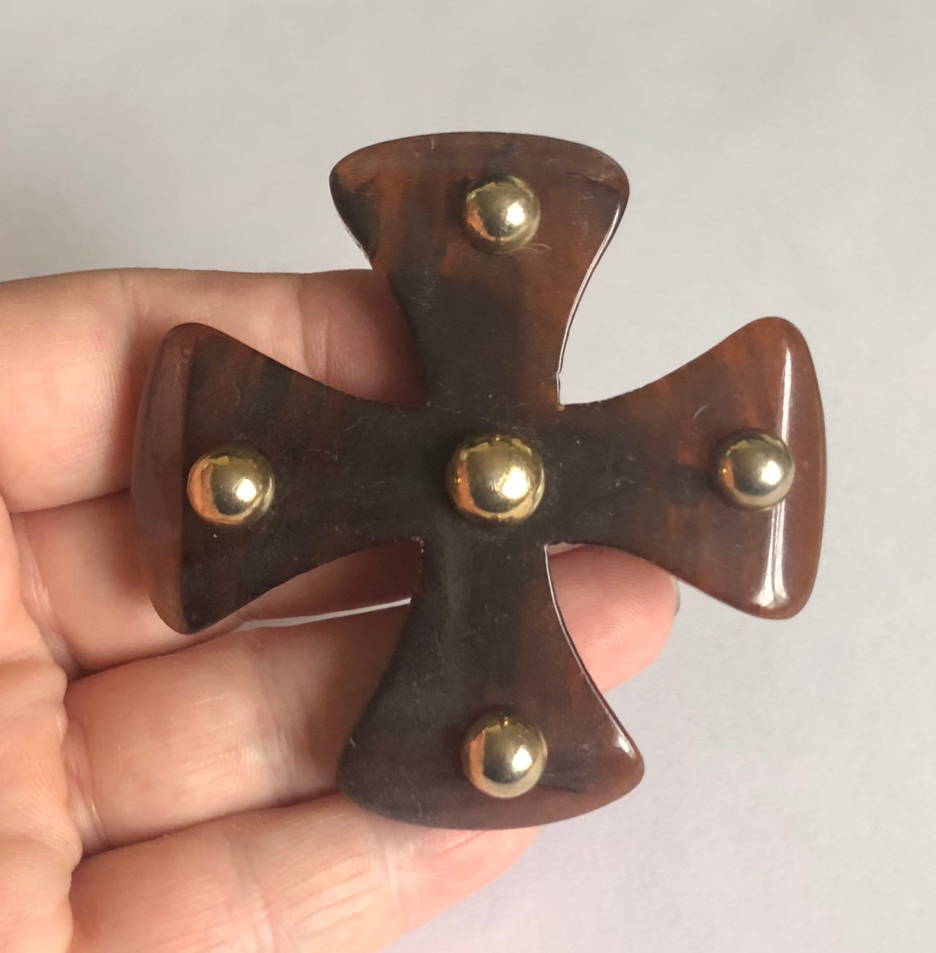 Jahrgang 1940 Riesige Metall Nieten Lucite Malteser Kreuz Art-Deco-2.75x2.7 "Pin Jahrgang 1940 Riesige Metall Nieten Lucite Malteser Kreuz Art-Deco-2.75x2.7 "Pin von Sunnycrick