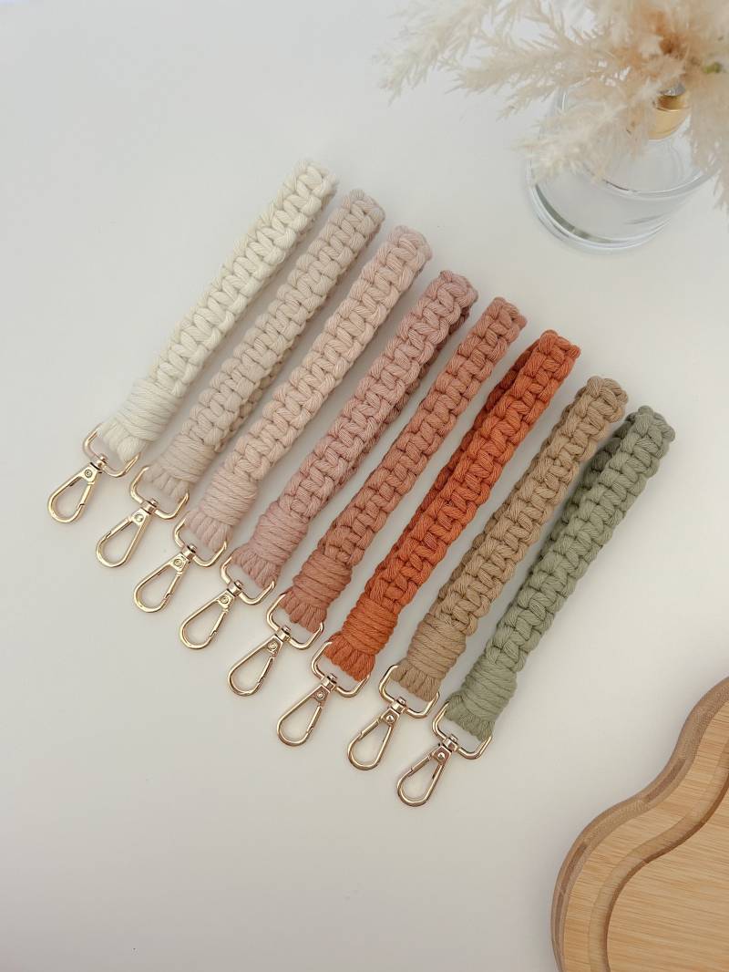 Handgemachte Makramee Armband Schlüsselanhänger Quadrat Boho Chic Baumwolle Accessoire von SunraysandMacrame