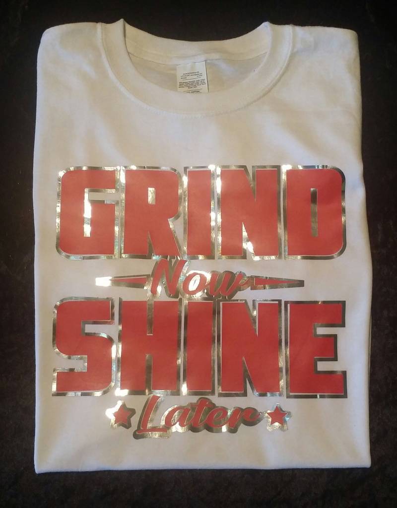 Schleifen Jetzt Leuchten Später Tshirt, Custom-T-Stück, Schleifen, Hektik, Streetwear, Weißen T-Shirt Rot Und Silber Schriftzug Schleifen Jetzt Leuchten Später Tshirt, Custom-T-Stück, Schleifen, Hektik, Streetwear, Weißen T-Shirt Rot Und Silber Schriftzug von SunriseCustoms