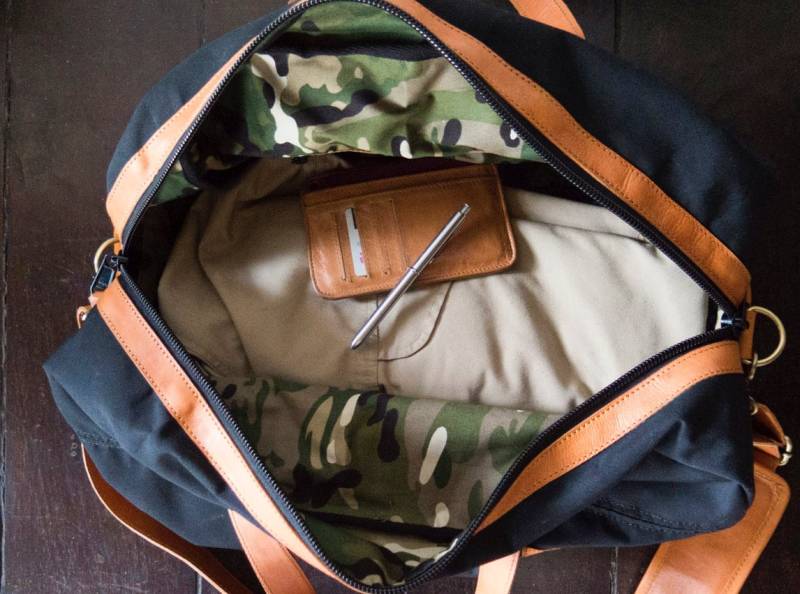 Große Duffle Weekend Bag Und Reisetasche, Handgefertigt Aus Canvas Echtleder, Geschenk Für Männer Frauen, Schwarz Mit Camouflage Futter von SunriseNomad