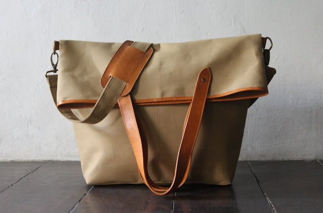 Sandfarbe - Gewachstem Canvas Messenger Tote Bag Leder Details Unisex von SunriseNomad