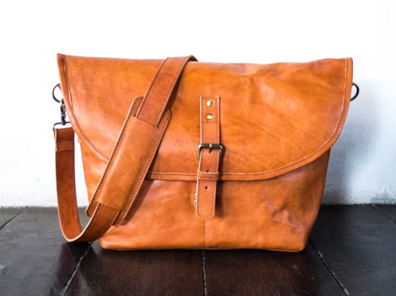 Umhängetasche Aus Echtleder Für Männer Und Frauen. Alltagstasche Laptop Oder Reisetasche. Handgemachtes Jubiläums Geschenk von SunriseNomad