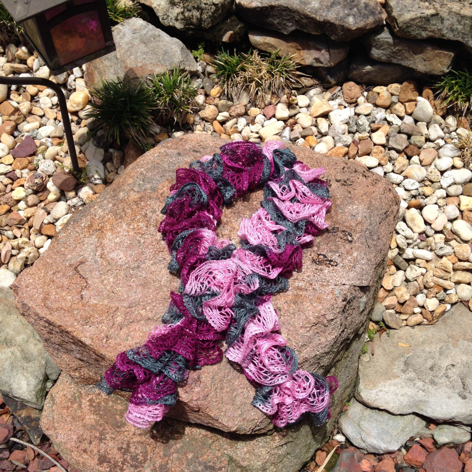 Bleib Stilvoll Warm Mit Unserem Handgefertigten Grau-Rosa Rüschenschal Bleib Stilvoll Warm Mit Unserem Handgefertigten Grau-Rosa Rüschenschal von SunriseSouvenirs