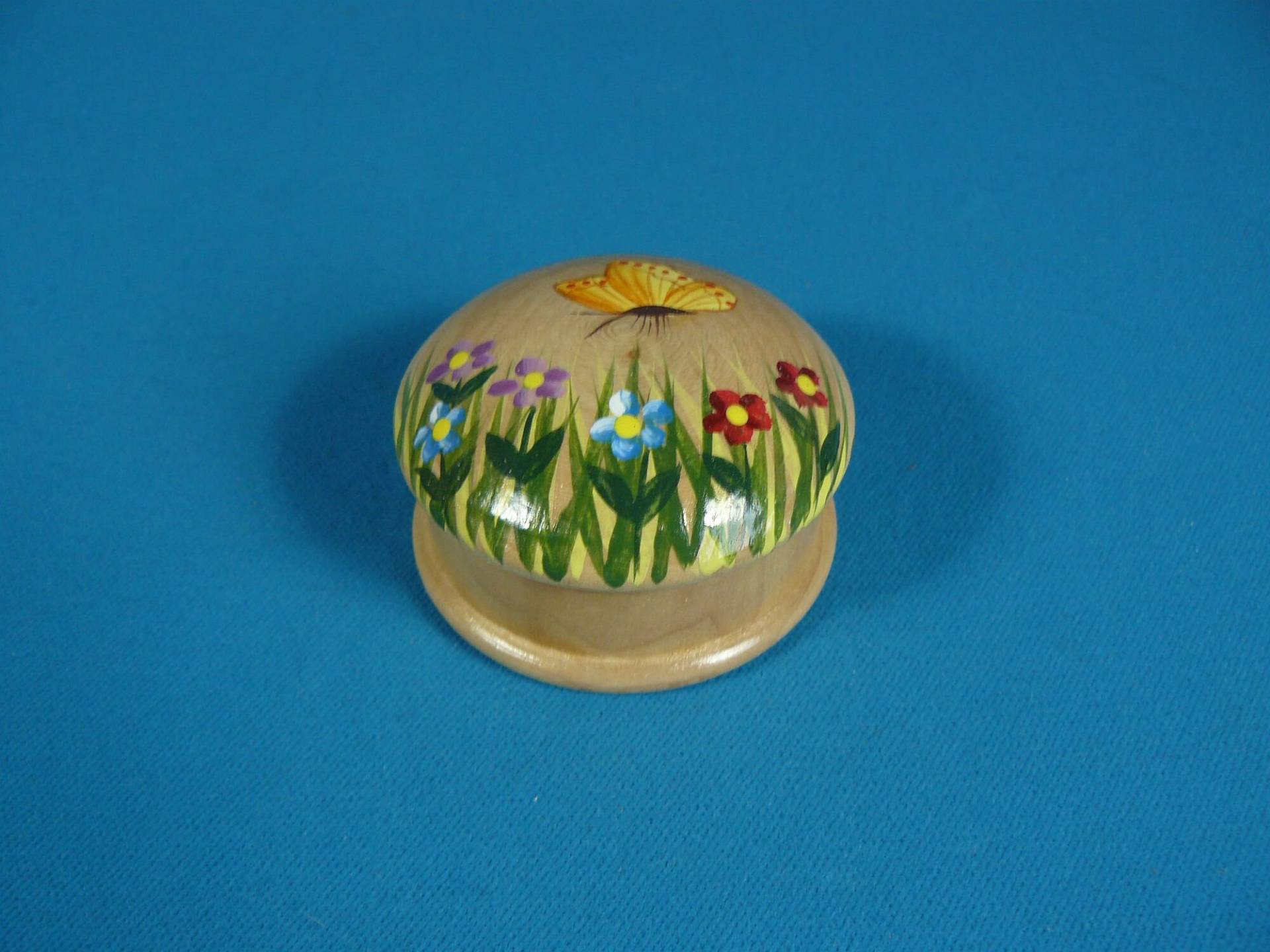 Vintage Kleine Holzdose Pillendose Bemalt Schmetterling Blumen 70S von SunriseVintageDE