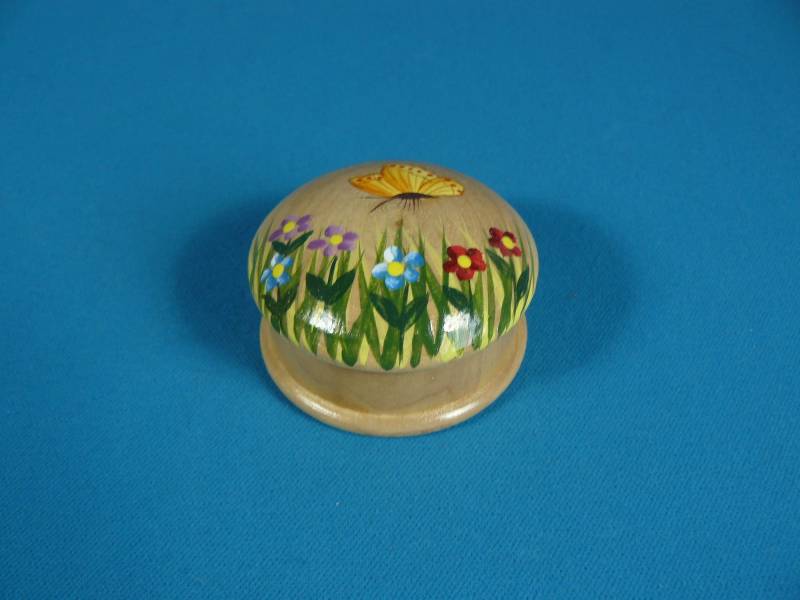 Vintage Kleine Holzdose Pillendose Bemalt Schmetterling Blumen 70S von SunriseVintageDE