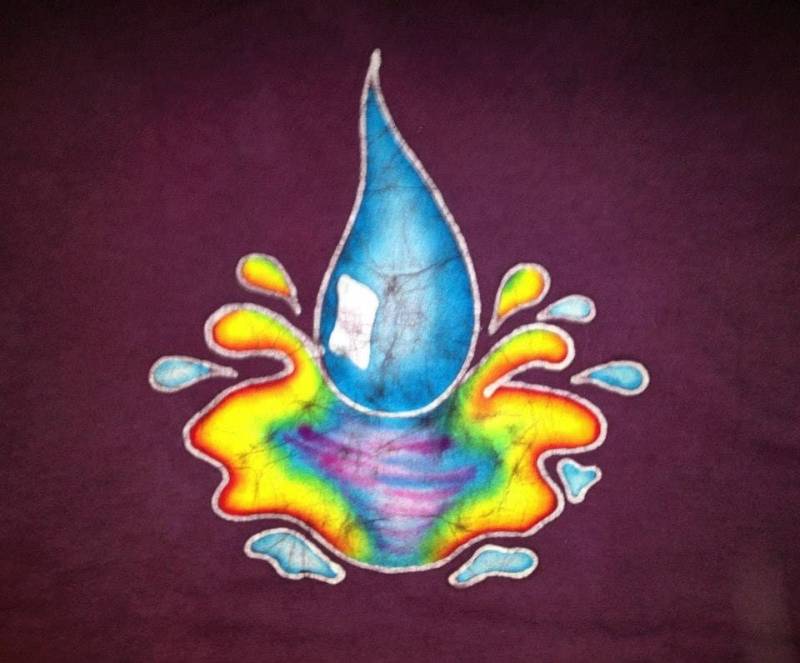 Rainbow Drop Hand Batiked Kurz Oder Langarm T-Shirt Für Erwachsene von Sunrisebatiks
