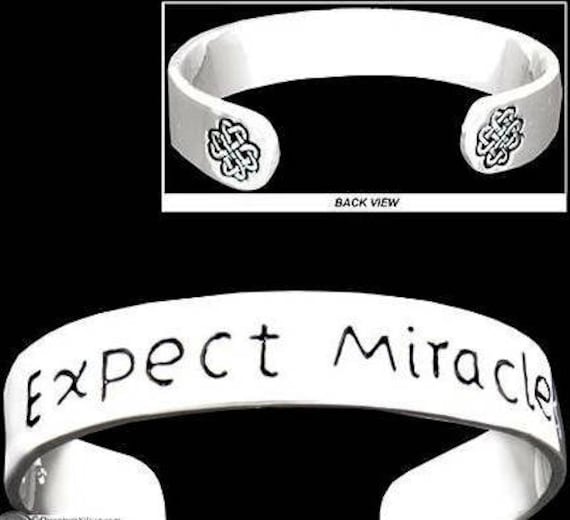 Unisex Survivor & Expect Miracles Manschettenarmbänder von SunscreenSeashells