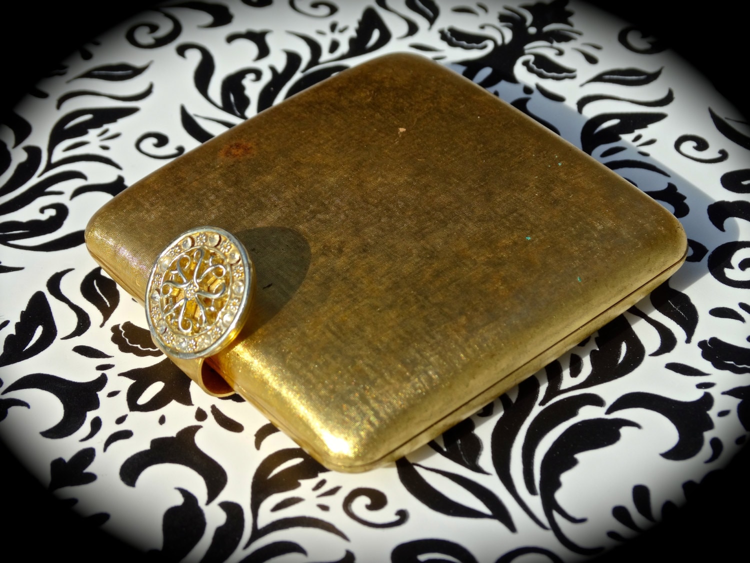 Vintage Gold Schminkspiegel Hülle, Mid Century Schminktasche, Hollywood Regency Schminktasche von SunscreenSeashells